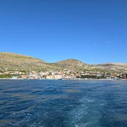 Im Hintergrund Trogir