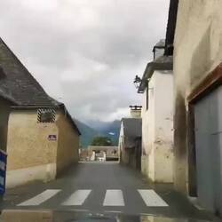 Durch alte Bergdörfer und auf engen Bergstraßen zum Col d'Aubisque mit den Tour de France Helden