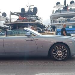 Sehr wohlhabenden Bootsbesitzer mit Rolls Royce