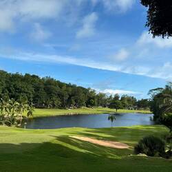 Auf dem Weg zur Anse Georgette geht man durch ein 5-Star Golf Resort 😮