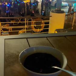 Party im Hintergrund. Jeder hat Kopfhörer und kann zwischen 3 Musikstilen wechseln -deshalb 3 Farben