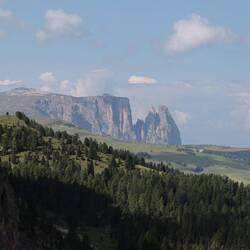 ... Erste Blicke auf Schlern und Seiser Alm