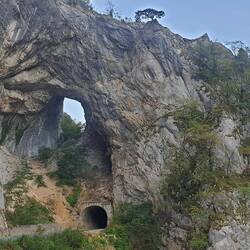 Einen Tunnel hat die Natur erschaffen, einen die Menschen.