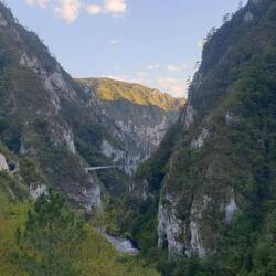 Das tief eingeschnitten Tal der Piva in Montenegro.
