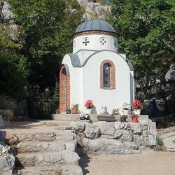 Kleine Kapelle in den bosnischen Bergen an der montenegrischen Grenze.