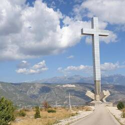 Oberhalb von Mostar steht dieses riesige 33m hohe Kreuz.