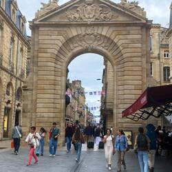 Porte Dijeaux, in Place Gambetta