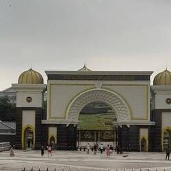 Hinter dem prunkvollen Tor ist der Park mit dem Präsidentenpalast.
