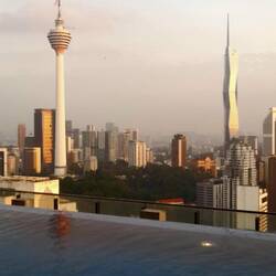 Links: KL Tower, rechts: Merdeka 118 (118 Etagen)