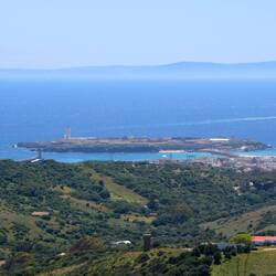 Tarifa mit der vorgelagerten Isla de las Palomas. Im Hintergrund Marokko.