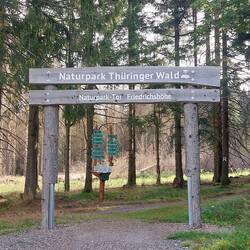 Start unserer Wanderung am kostenlosen Parkplatz am Naturpark-Tor am Rennsteig in Friedrichshöhe