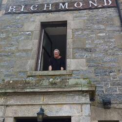 Unser Zimmer ist genau über dem Eingang.