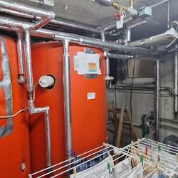 De kelder met verwarmingsinstallatie