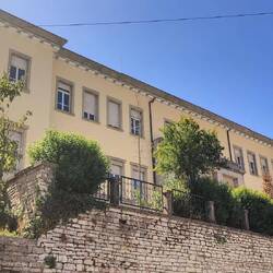 Die Grundschule von Hodscha und Kadare