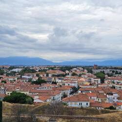Hinter der Kuhle im Gebirge liegt Spanien