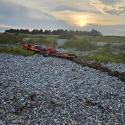 Hintem am Wäldchen ist der Shelter. Man beachte die Rutschbahn fürs Boot.