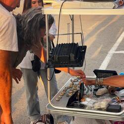 Monika erkundigt sich nach einem Muschelring