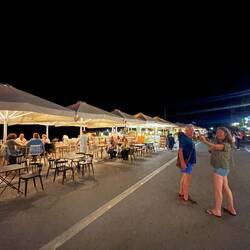 Viel Leben am Abend am Stadtquai