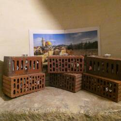 Eine Mini-Klagemauer in der Krypta