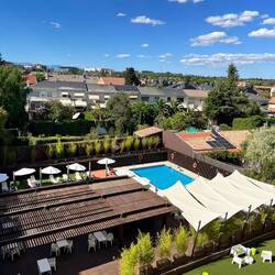 Blick auf den Hotelpool