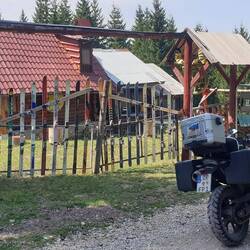 Das Tor besteht aus alten Skiern. Ist auch 1500m hoch.