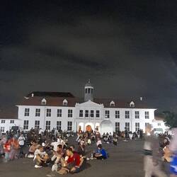 Taman Fatahillah Platz , hier trifft sich abends Alt und Jung