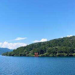 La torii d'hakone vue depuis le bateau