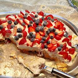 Frisches, halbgares Baiser mit Sahne, Beeren und Zucker