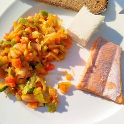 Bohnensalat mit Räucherforelle und Feta