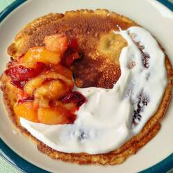 Pfannekuchen mit Sourcream und frischem zwetschgenkompott zum Frühstück 😊