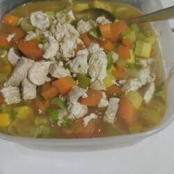 Hühnersuppe mit 🥕, Zucchini, Sellerie und Nudeln