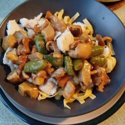 Mit Nudeln, Fisch und frischen Erbsen