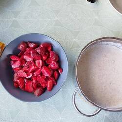 Griesbrei, Erdbeeren und Vanillesauce