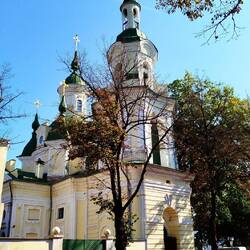 Typische orthodoxe Kirche mit überladenem Innenraum