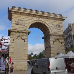 Eine kleine Version des Triumphbogens in Paris