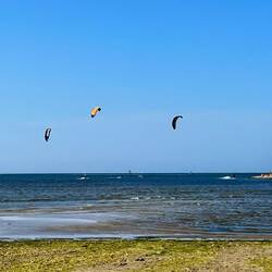 Kiter und Surfer