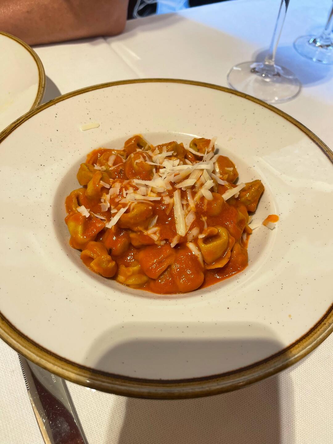 Spinach tortellini with tomato sauce