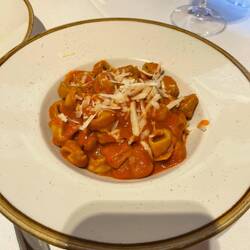 Spinach tortellini with tomato sauce