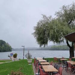 Einmal die Runde rum, schon regnet es wieder. Da schauen wir mit einem Capucino gerne von drinnen zu