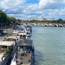 A famous river. A famous bridge. A famous building. Some iconic boats.