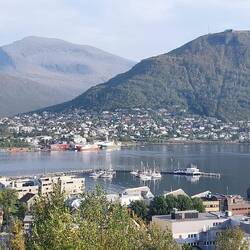 Blick von der anderen Seite. Auf dem Berg rechts ist oben die Seilbahnstation erkennbar