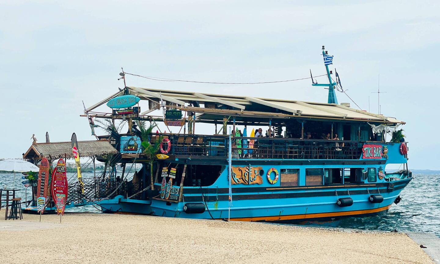Cockteilbar auf azurblauem Boot? Sicher keine Touristenfalle.