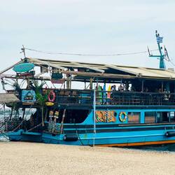 Cockteilbar auf azurblauem Boot? Sicher keine Touristenfalle.