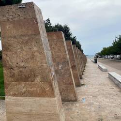 Eckige Steine sehen immer wichtig aus. Selbst, wenn sie keinen Zweck haben.