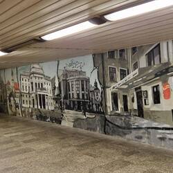 Door de tunnel naar de oude stad