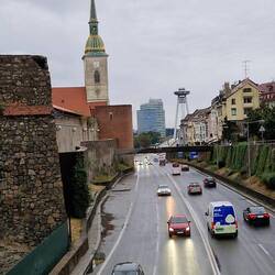 De (snel)weg die in communistische tijd een deel v oude stad vernietigde