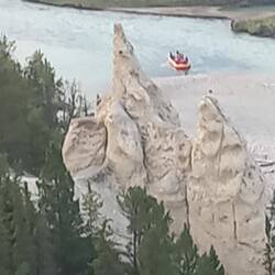 Hoodoos heißen die von Wind und Regen geformten Felsen am Bow River, der beliebte Raftingstrecke