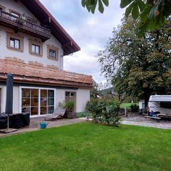 Björn og Ingrids fine hus med have (biergarten) i Kiefersfelden
