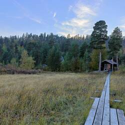 Blick vom See auf das Camp
