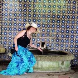 I altanka ze źródełkiem, oczywiście w obowiązkowych kafelkach